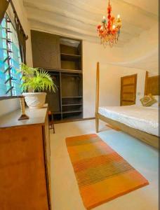 马林迪Malindivillabaobab的一间卧室配有一张床和一个吊灯