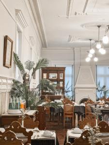 波尔图GRANDE HOTEL PARIS by STAY HOTELS的一间用餐室,内设桌椅