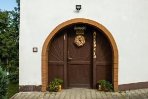 维斯瓦Willa JODŁA Wisła的一个大棕色的门,上面有花圈