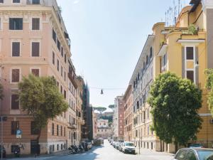 罗马Apartment Pratolina by Interhome的城市中树木繁茂的街道