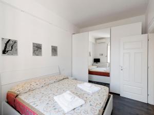 罗马Apartment Pratolina by Interhome的白色卧室配有床和镜子