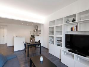罗马Apartment Pratolina by Interhome的客厅配有大屏幕平面电视