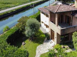 科尔西科Villa Villa Naviglio Grande by Interhome的享有河边房屋的空中景致