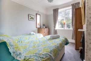 巴恩斯特珀尔2 bed rural retreat set on the edge of Exmoor的一间卧室设有两张床和窗户。