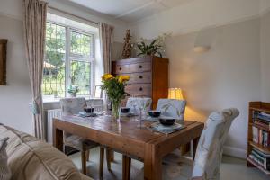 巴恩斯特珀尔2 bed rural retreat set on the edge of Exmoor的一间带木桌和椅子的用餐室