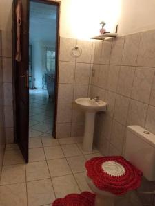 新弗里堡Recanto São Romão的一间带卫生间和水槽的浴室