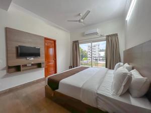 耶拉汉卡Hotel Elite By Agira Hotels-Free Airport Pickup or Drop的一间卧室配有一张大床和电视