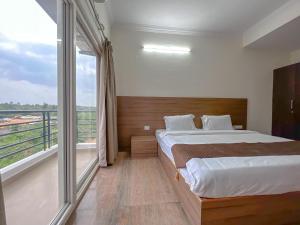 耶拉汉卡Hotel Elite By Agira Hotels-Free Airport Pickup or Drop的一间卧室设有一张床和一个大窗户
