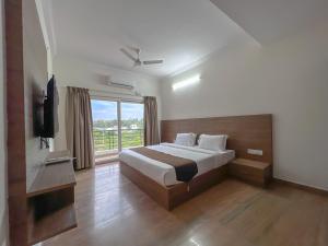 耶拉汉卡Hotel Elite By Agira Hotels-Free Airport Pickup or Drop的一间卧室设有一张床和一个大窗户