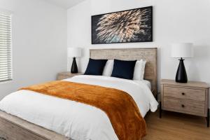 斯科茨Spacious Modern Apartments at Hideaway North Scottsdale close to Kierland Commons的一间卧室配有一张带棕色毯子的床