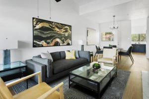 斯科茨Spacious Modern Apartments at Hideaway North Scottsdale close to Kierland Commons的客厅配有沙发和桌子