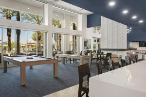 斯科茨Premium One and Two Bedroom Apartments at Slate Scottsdale in Phoenix Arizona的一间带桌椅和台球桌的餐厅