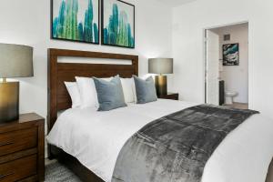 斯科茨Premium One and Two Bedroom Apartments at Slate Scottsdale in Phoenix Arizona的一间卧室配有一张大床和两盏灯。