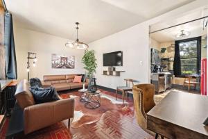 布鲁克林Artistic Loft A Century-Old Gem的客厅配有沙发和桌子