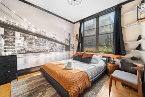 布鲁克林Artistic Loft A Century-Old Gem的一间卧室设有一张床和一个大窗户