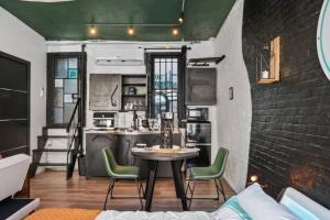 布鲁克林Artistic Cozy Loft Retreat的客厅配有桌椅