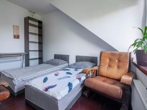 科沙林Holiday Home Parkowa by Interhome的一间卧室配有一张床和一把椅子