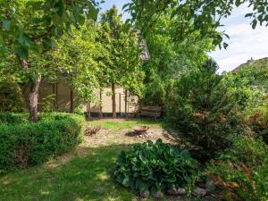 科沙林Holiday Home Parkowa by Interhome的庭院中间带长凳的花园