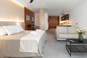瓦伦西亚Calatrava by Alma Suites的酒店客房设有床和客厅。
