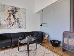 布洛克胡斯Apartment Virpi - 1km from the sea in NW Jutland by Interhome的客厅配有黑色沙发和桌子