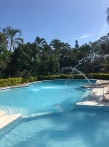 伊瓦格FINCA HOTEL EL ENSUEÑO的游泳池中间设有喷泉