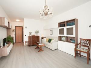 勒威诺Apartment Marì by Interhome的带沙发和吊灯的客厅