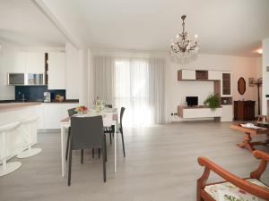 勒威诺Apartment Marì by Interhome的厨房以及带桌椅的用餐室。