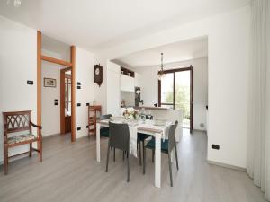 勒威诺Apartment Marì by Interhome的一间配备有白色桌椅的用餐室
