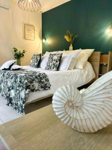勒唐蓬La Parenthèse chez Seb et Gwen的一间卧室设有一张大床和绿色的墙壁