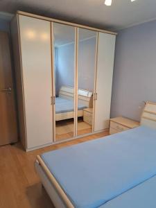 菲尔特Schöne 2 Zimmer Wohnung的客房设有带一张床和镜子的卧室