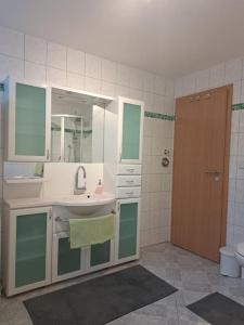 菲尔特Schöne 2 Zimmer Wohnung的一间带水槽和镜子的浴室