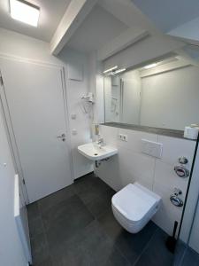 汉堡NorthWest Apartments的浴室配有白色卫生间和盥洗盆。