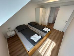 汉堡NorthWest Apartments的一间卧室,卧室内配有一张大床
