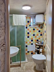 弗兰卡维拉丰塔纳Residenza Anima Mediterranea的一间带卫生间和水槽的浴室