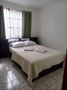 PorteteApartamento Lopez y Azofeifa的一间卧室配有一张床,上面有两条毛巾