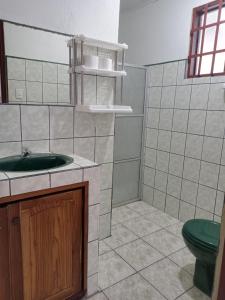 PorteteApartamento Lopez y Azofeifa的一间带水槽和卫生间的浴室