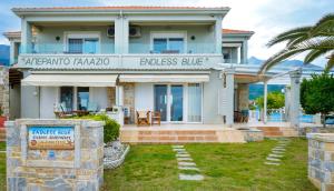 斯卡拉伯塔麦斯Endless Blue Sea Resort的前面有标志的房子