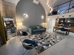 巴列塔San Giacomo Loft Apartment的客厅配有沙发、椅子和桌子
