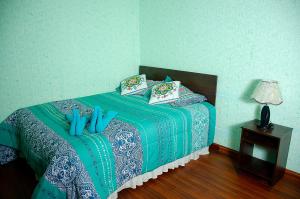 乌尤尼HOSTAL SALARCITO的一间卧室配有蓝色的床和蓝色枕头