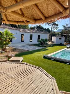 Plan dʼAupsChambre d hôtes LA MANDALA的一个带游泳池和房子的后院