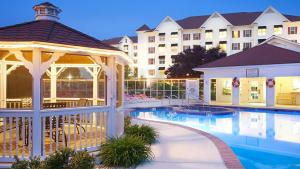 赫尔希赫尔希蓝绿度假套房酒店的一个带凉亭的游泳池和酒店