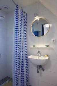 凯瑟尔Klein Veers的浴室设有水槽和蓝色的浴帘