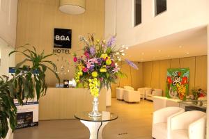 布卡拉曼加BGA酒店 的大堂,桌子上放着花瓶