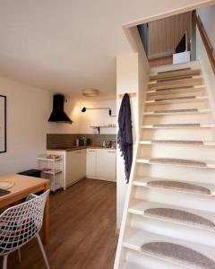 凯瑟尔Klein Veers的楼梯位于带桌子和厨房的房间
