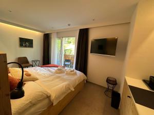 莱斯克伦斯John's Lodge的一间卧室设有一张带电视和窗户的床。