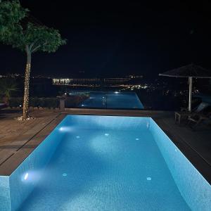 阿纳维索斯Stergiou Luxury Apartments with shared pool的蓝色的游泳池,享有美丽的景色
