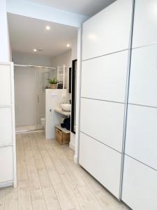 乌迪亚莱斯堡Nuevo Apto D Centrico Terraza Garaje Incluido的浴室设有白色的墙壁和镜子