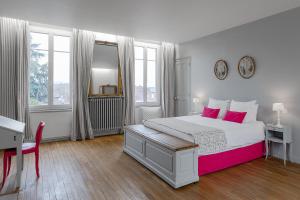 博韦蝾螈住宿加早餐旅馆的卧室配有带粉红色枕头的大型白色床