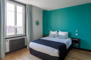 博韦蝾螈住宿加早餐旅馆的一间卧室配有一张蓝色墙壁的床