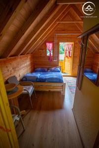BastasiRafting Center "TARA-RAFT"的小木屋内一间卧室,配有一张床
